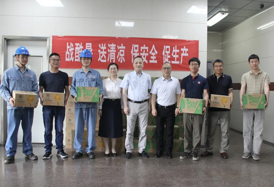 上海医药沈波总裁一行慰问凯时网站厂一线员工